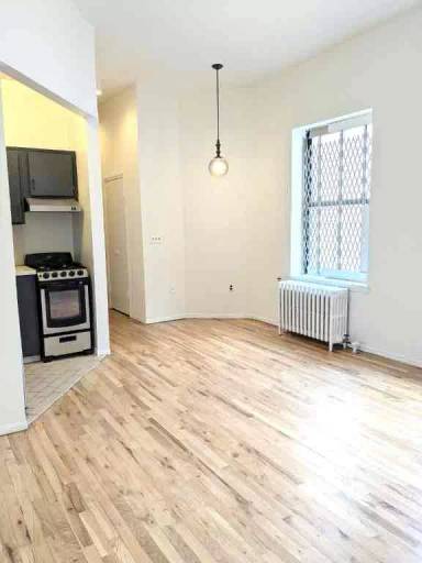Main picture of 500 W 113th St