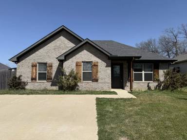 Main picture of 415 E Maple Row
