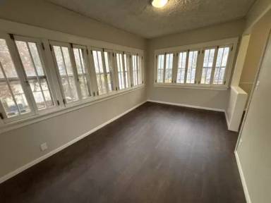 Main picture of 621 W 5th St