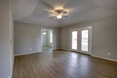 Main picture of 1044 W Lindberg St
