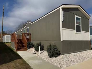 Main picture of 15923 Flores Crst
