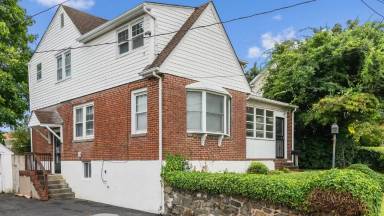 Main picture of 16 Boxwood Rd