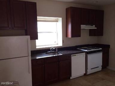 Main picture of 3910-28 N Pine Grove Ave