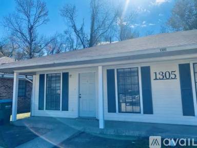 Main picture of 1305 Hooks Dr