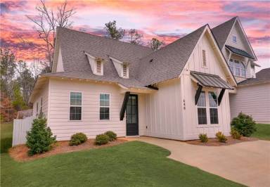 Main picture of 648 Village Dr
