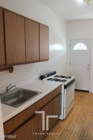 Main picture of 813 W Waveland Ave