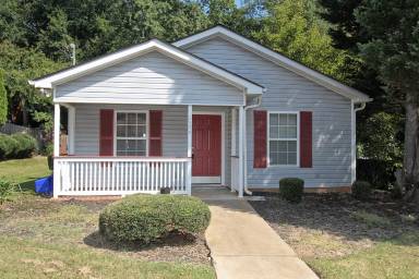 Main picture of 2565 Bates St SE