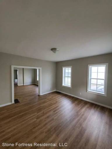 Main picture of 325 W Pine Ave