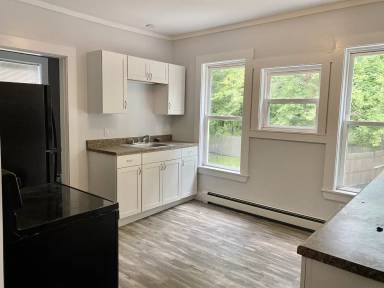 Main picture of 65 Oak St