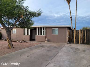 Main picture of 102 E Ivy St