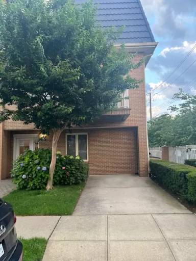 Main picture of 1479 Royce St