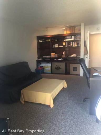 Main picture of 8 Commodore Dr