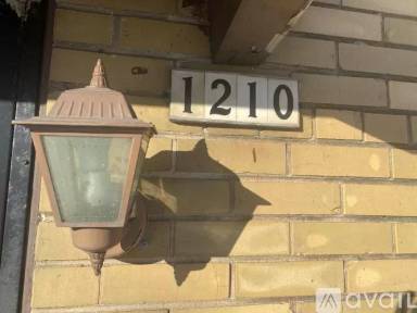 Main picture of 1210 W Hope Ave
