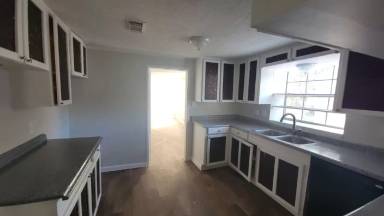 Main picture of 355 W Bolivar St