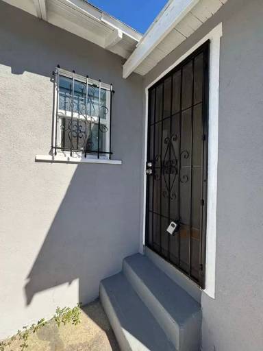 Main picture of 4215 S Budlong Ave