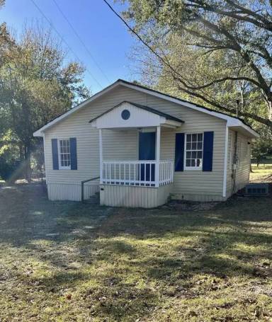 Main picture of 8 Macks Dr