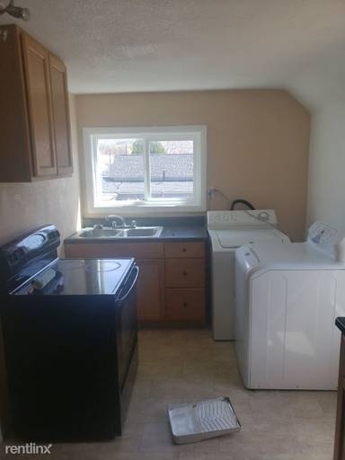 Main picture of 324 1/2 W 6th St