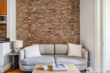 Main picture of 410 E 13th St