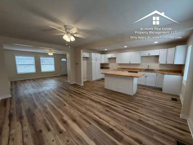 Main picture of 703 W 7th St