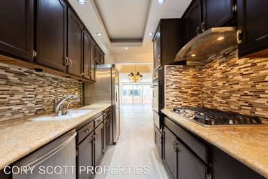 Main picture of 8455 Fountain Ave