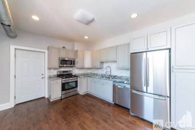 Main picture of 623 E Groveland Park