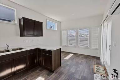 Main picture of 971 W Main St