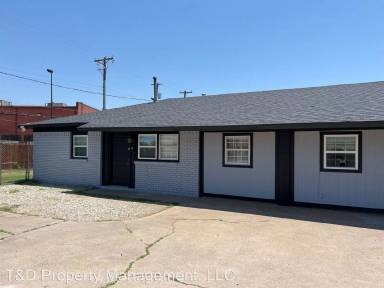 Main picture of 2707 E 2nd St