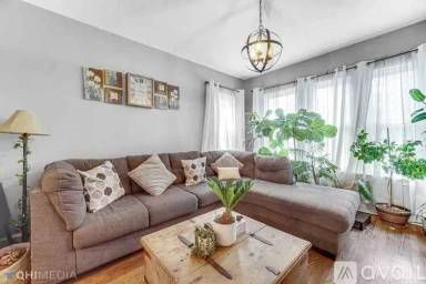 Main picture of 5717 W Giddings St