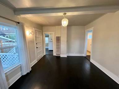 Main picture of 709 N 74th St