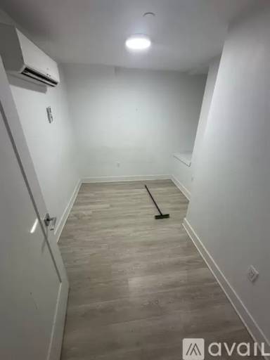 Main picture of 5100 Kennedy Blvd W