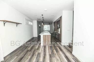 Main picture of 180 Uptown Cir