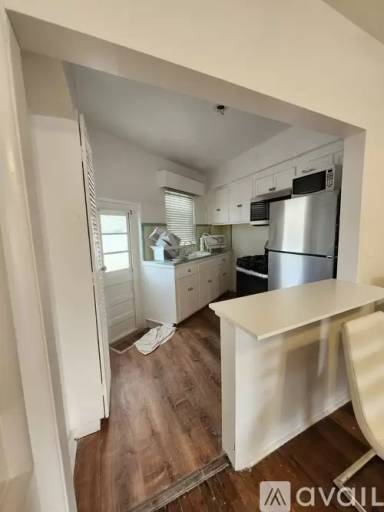 Main picture of 831 W 40th St