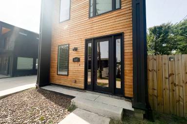 Main picture of 933 W Holly St