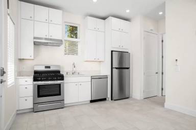 Main picture of 3460 Roosevelt St