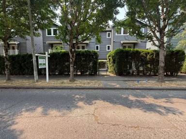 Main picture of 1923 42nd Ave E
