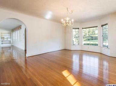 Main picture of 727 W Kenneth Rd