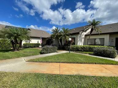 Main picture of 211 Deerwood Cir