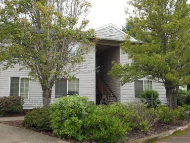Main picture of 325 SE Lilly Ave