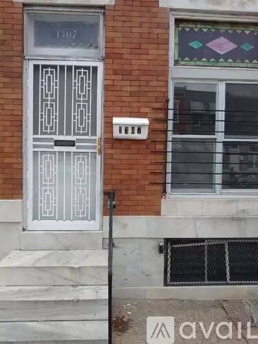 Main picture of 1313 N Montford Ave