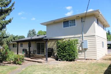 Main picture of 978 NW Sequoia Ave