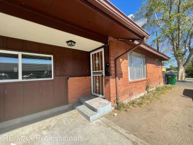 Main picture of 890 Roberts St