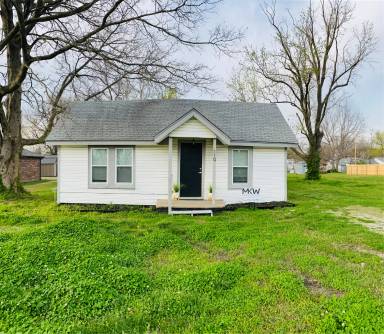 Main picture of 119 W Ross Ave