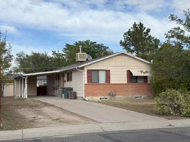 Main picture of 214 W Kennedy Ave