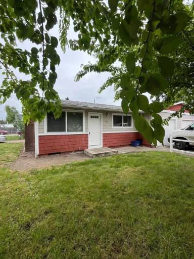 Main picture of 615 Queen Ave SE
