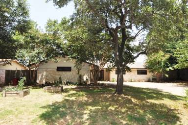 Main picture of 832 Edgehill Dr