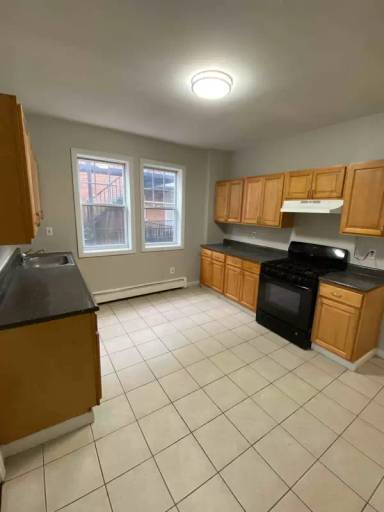 Main picture of 270 Sigourney St
