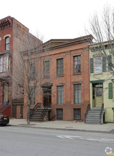 Main picture of 285 Lark St