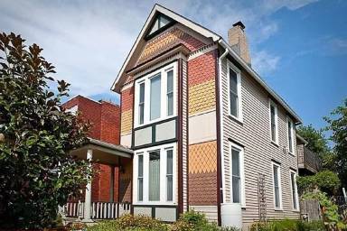 Main picture of 2555 Holmes St
