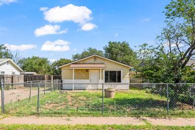 Main picture of 2729 E 2nd Pl