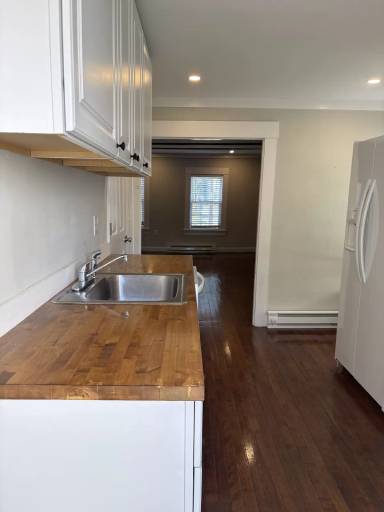 Main picture of 868 Main St